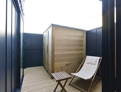 木のぬくもりを感じるサウナ空間